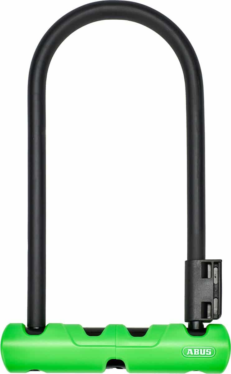 Groen U-vormig fietsslot met zwarte beugel.