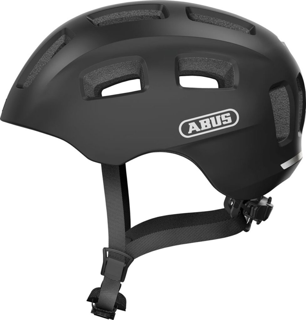 Zwarte ABUS fietshelm met ventilatieopeningen