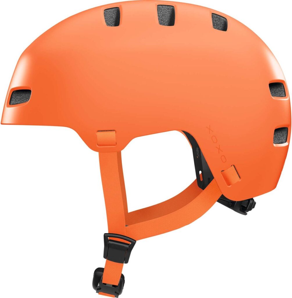 Oranje fietshelm met ventilatieopeningen en kinband