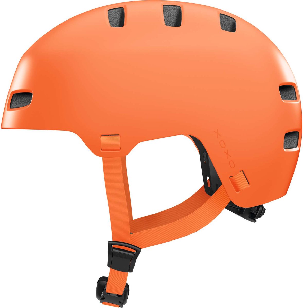 Oranje fietshelm met ventilatieopeningen en kinband