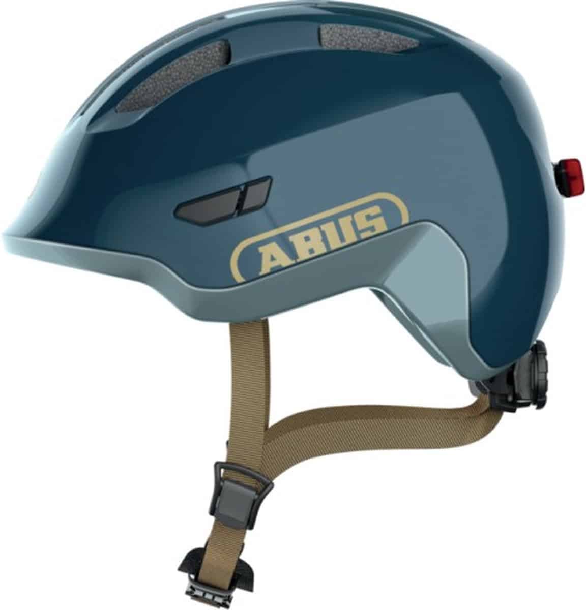 Blauwe fietshelm met kinriem en ventilatieopeningen