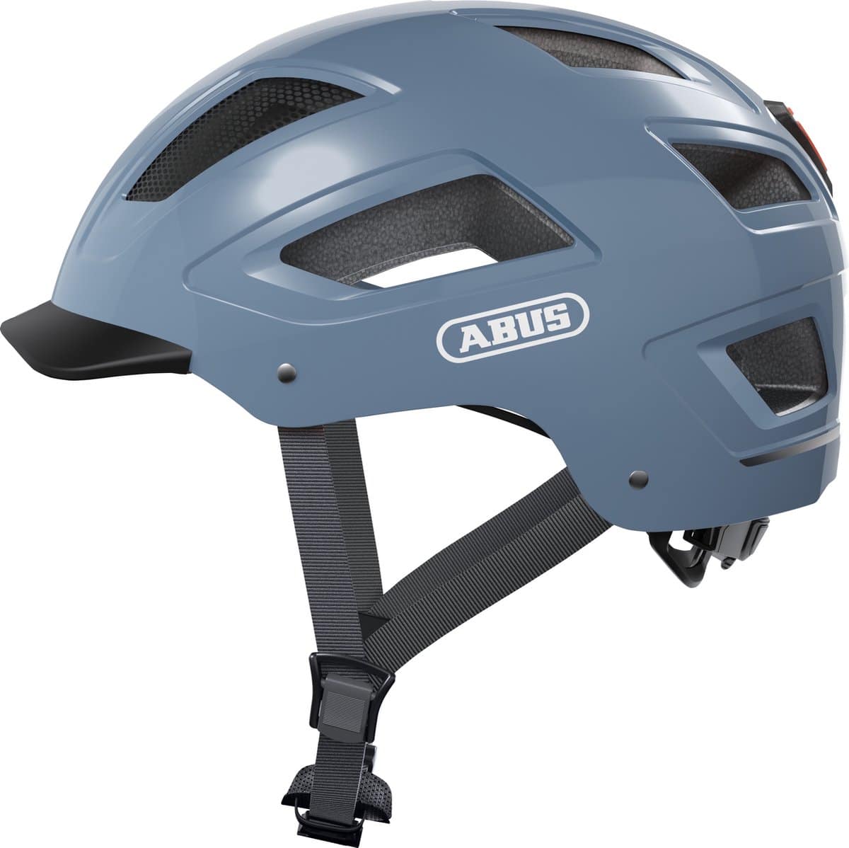 Blauwe fietshelm met ventilatieopeningen en kinband.