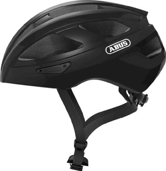 Zwarte fietshelm met ventilatieopeningen en kinband.