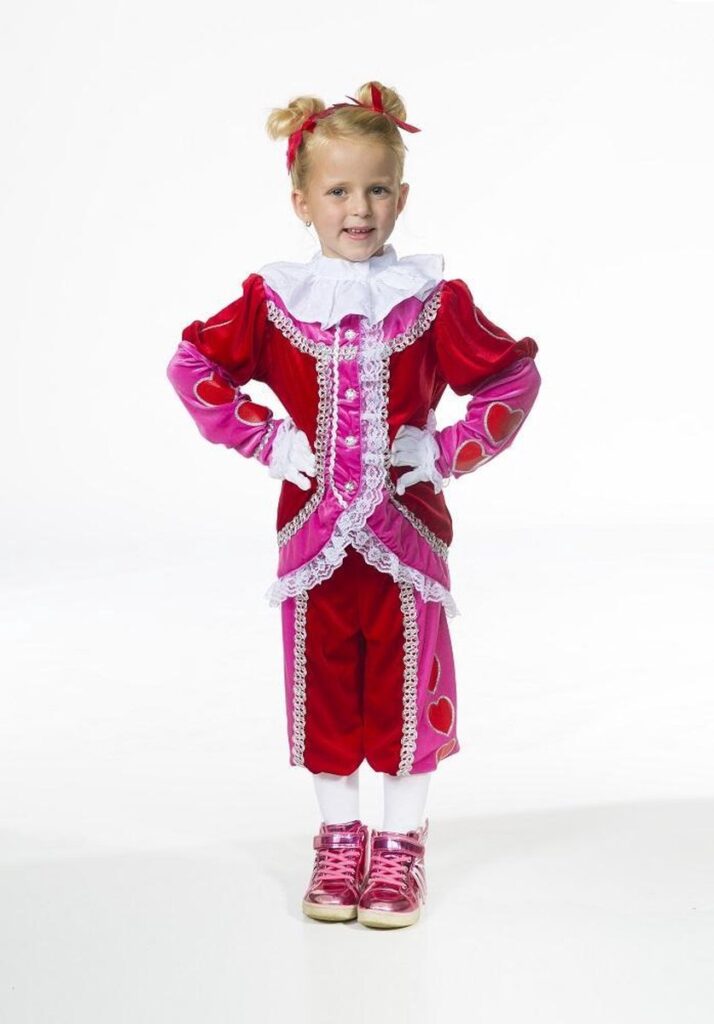 Kind in rood hartjeskostuum met strikjes.