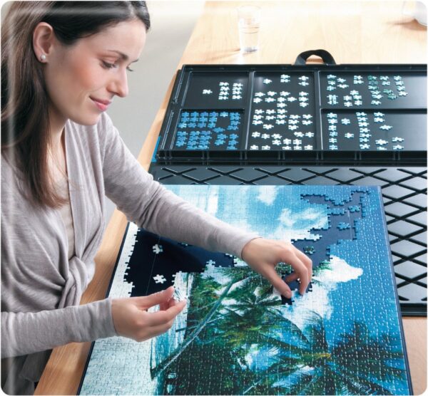 Vrouw legt puzzel met palmboom print.