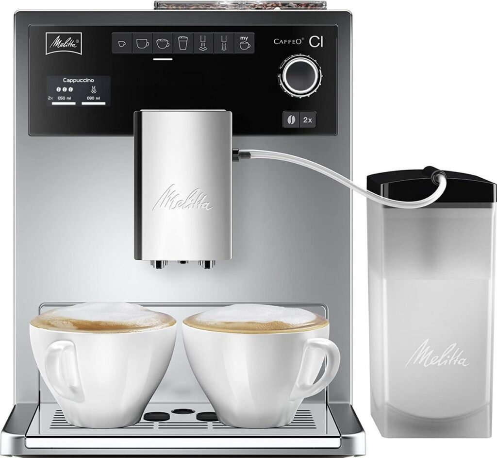 Koffiemachine met cappuccino zetten, twee kopjes klaar.