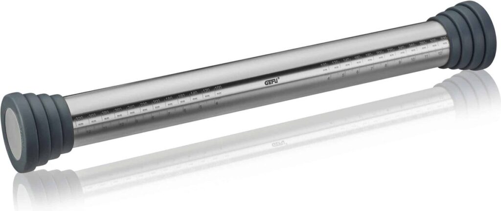 Metalen deegroller met siliconen uiteinden en maatverdeling.