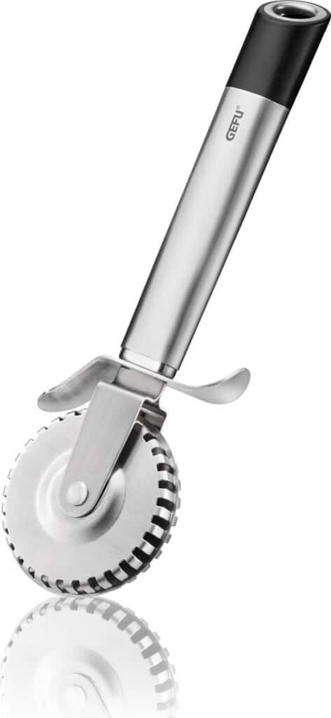 RVS pizzasnijder met zwarte handgreep.