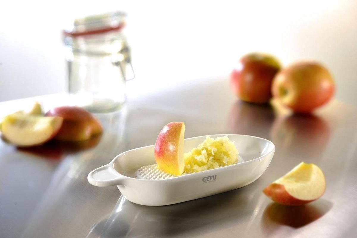 Geraspte appel in schaaltje op tafel.