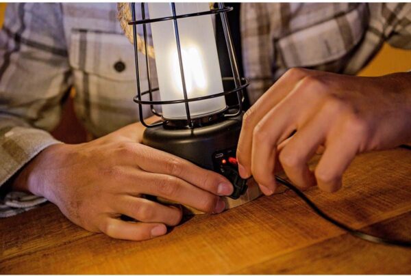 Man sluit lamp aan op tafel.