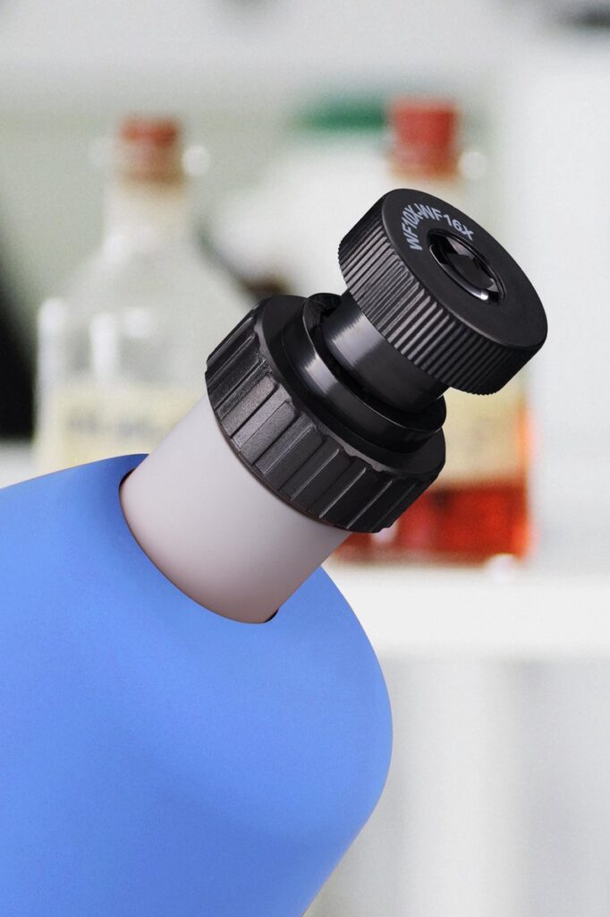 Close-up van microscoop oculair in laboratorium