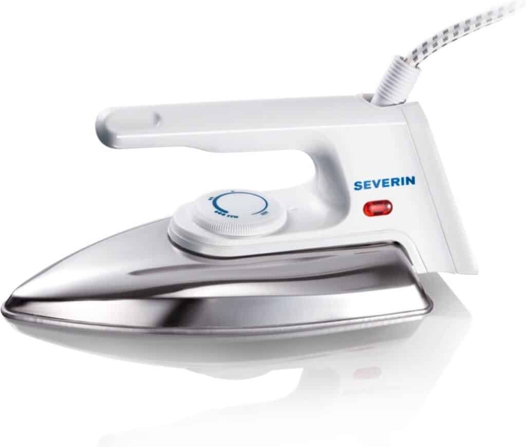 Wit strijkijzer met verstelbare temperatuurknop.