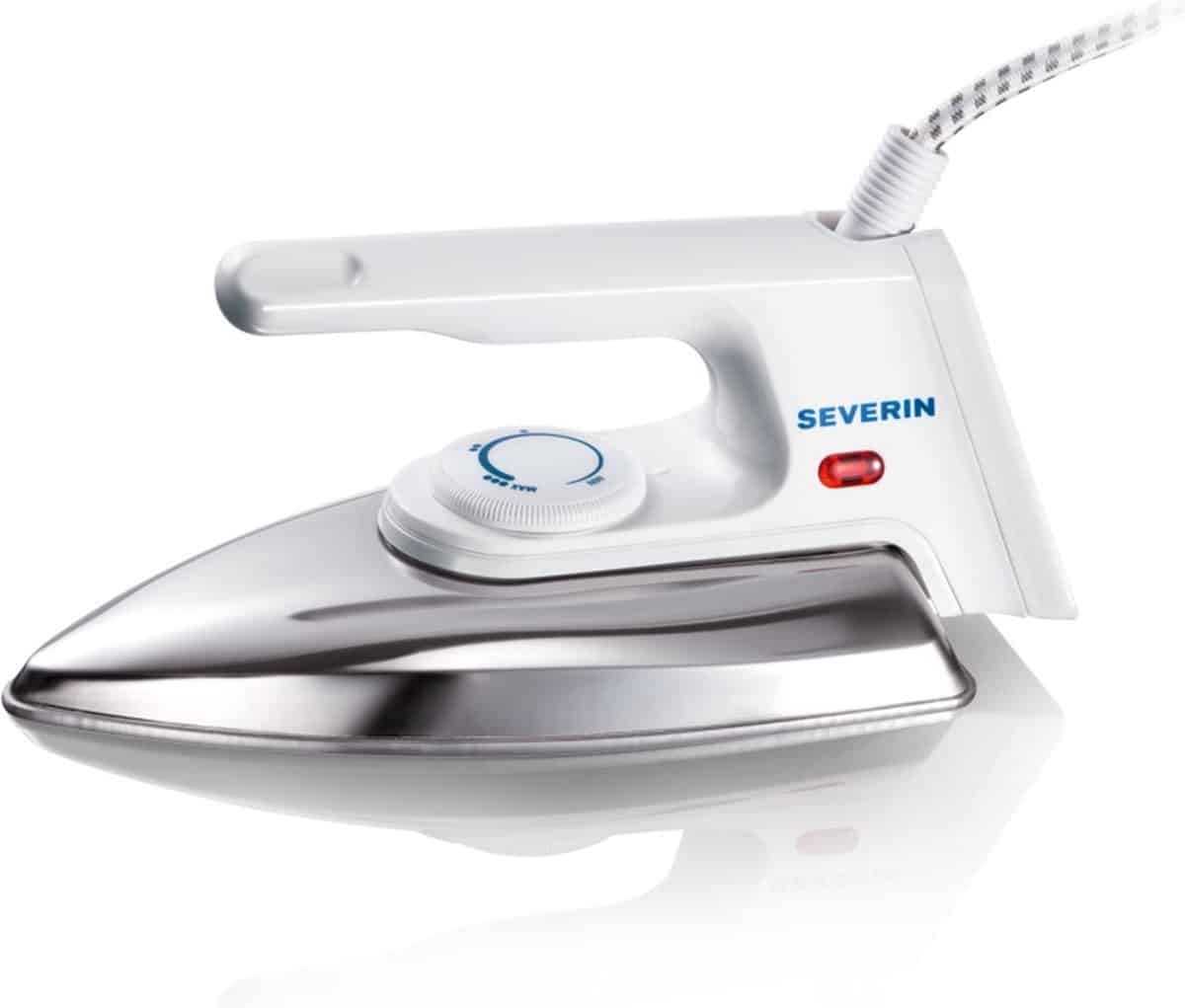 Wit strijkijzer met verstelbare temperatuurknop.