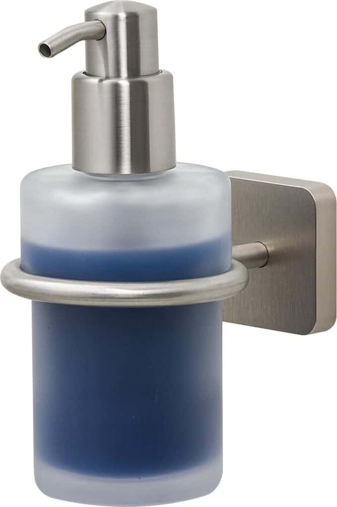 Wandgemonteerde zeepdispenser met blauwe vloeistof