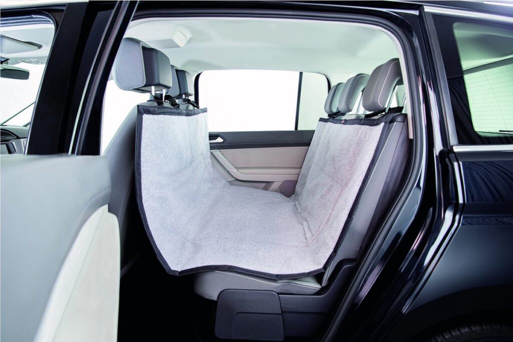 Auto achterbank bekleed met beschermdeken