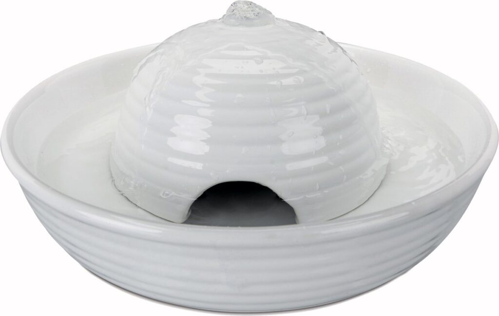 Witte keramische kattenfontein met koepelvorm.