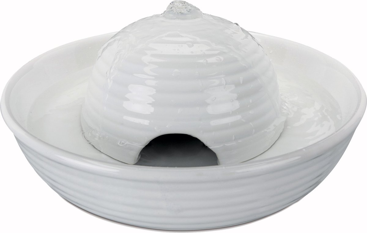 Witte keramische kattenfontein met koepelvorm.