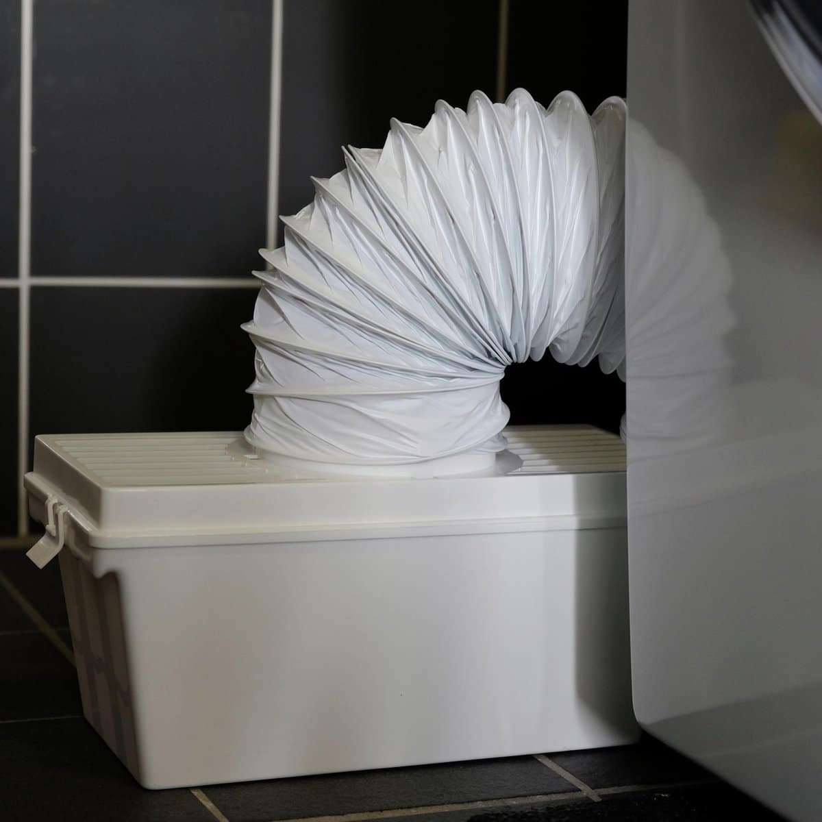 Drogerafvoerslang met condensbak in wasruimte