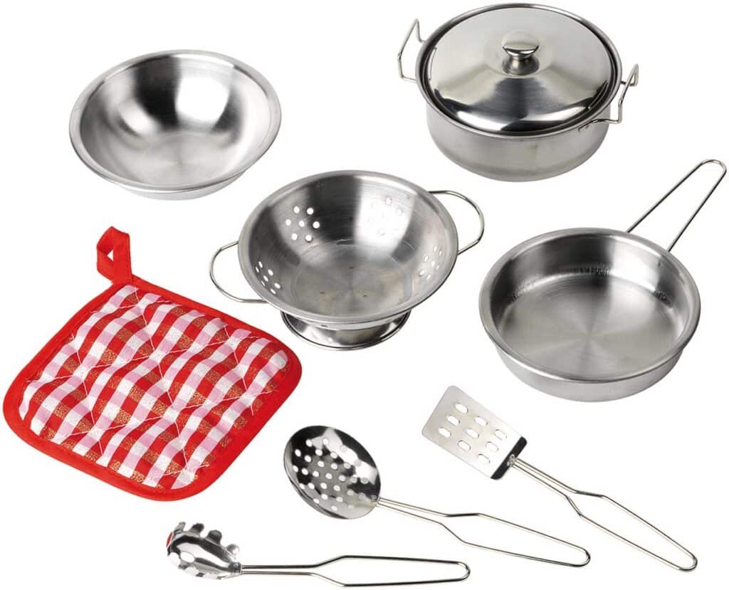 Keukengerei set met pot, pannen en onderzetter.