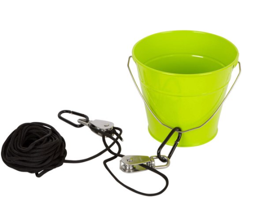 Groene emmer met katrol en touw.