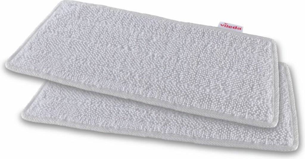 Twee witte microvezeldoeken op elkaar gestapeld.