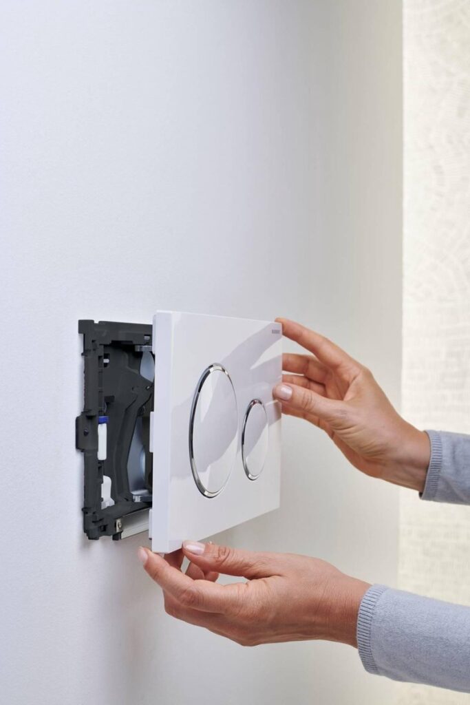 Installeren van toiletbedieningspaneel aan de muur.