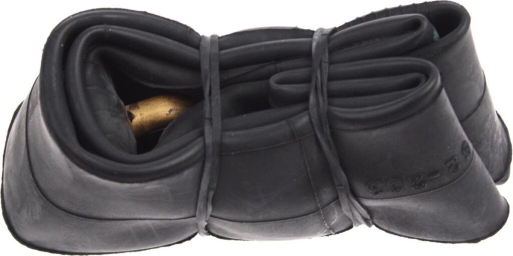 Opgevouwen fietsbinnenband met ventiel zichtbaar