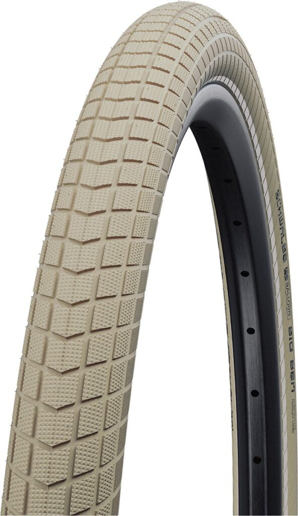 Pneu de vélo beige à crampons sur une jante noire