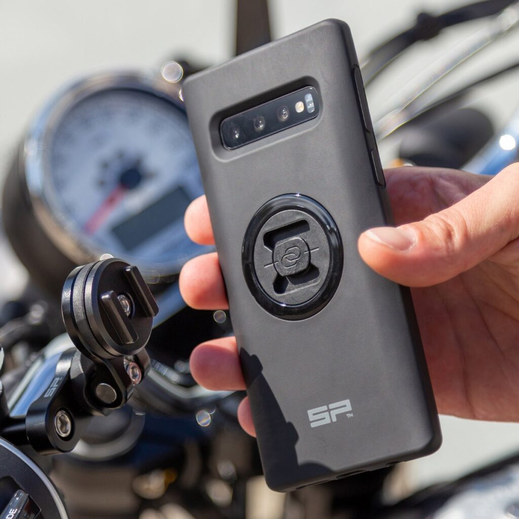 Smartphonehouder op motorfiets dichtbij stuur.