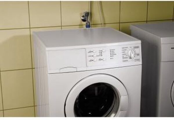 Wasmachine in betegelde ruimte