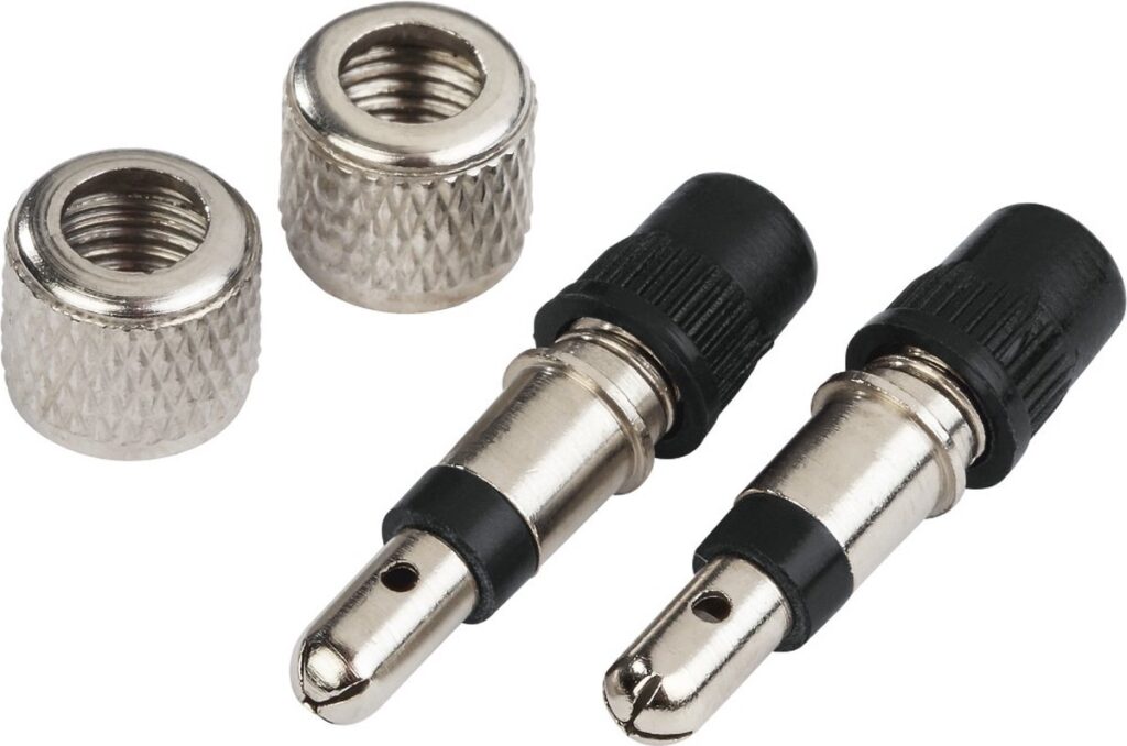 Vier bananenstekkers, twee per set met schroefdoppen.