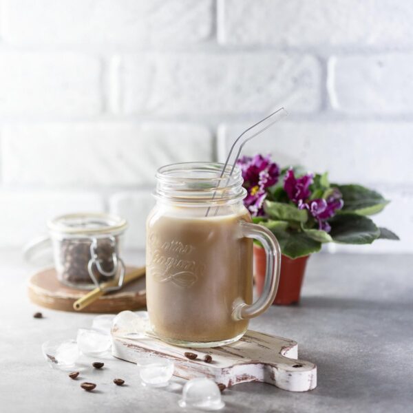 Iced koffie in glazen mok met metalen rietje