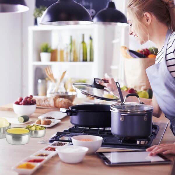 Vrouw kookt in keuken met verse ingrediënten.