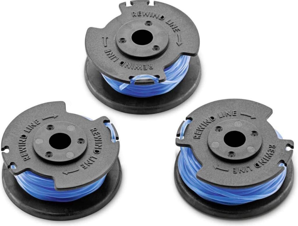 Drie zwarte spoelen met blauwe draad