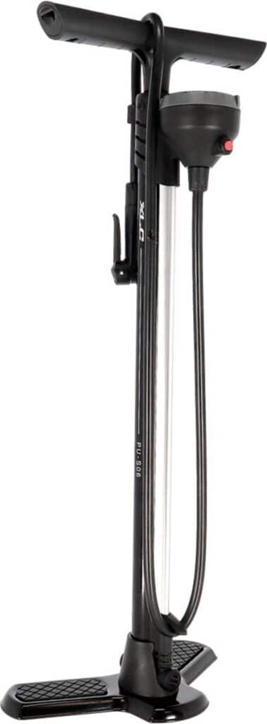 Zwarte fietspomp met manometer en voetstuk.