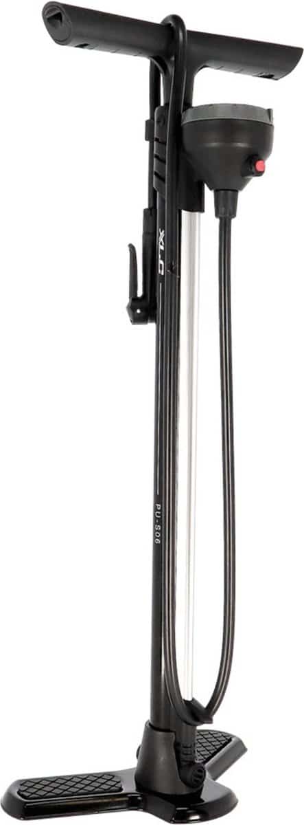 Zwarte fietspomp met manometer en voetstuk.