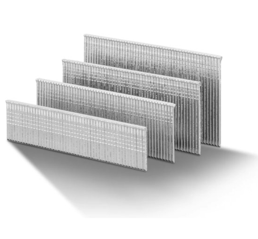 Stapel metalen nietjes op witte achtergrond