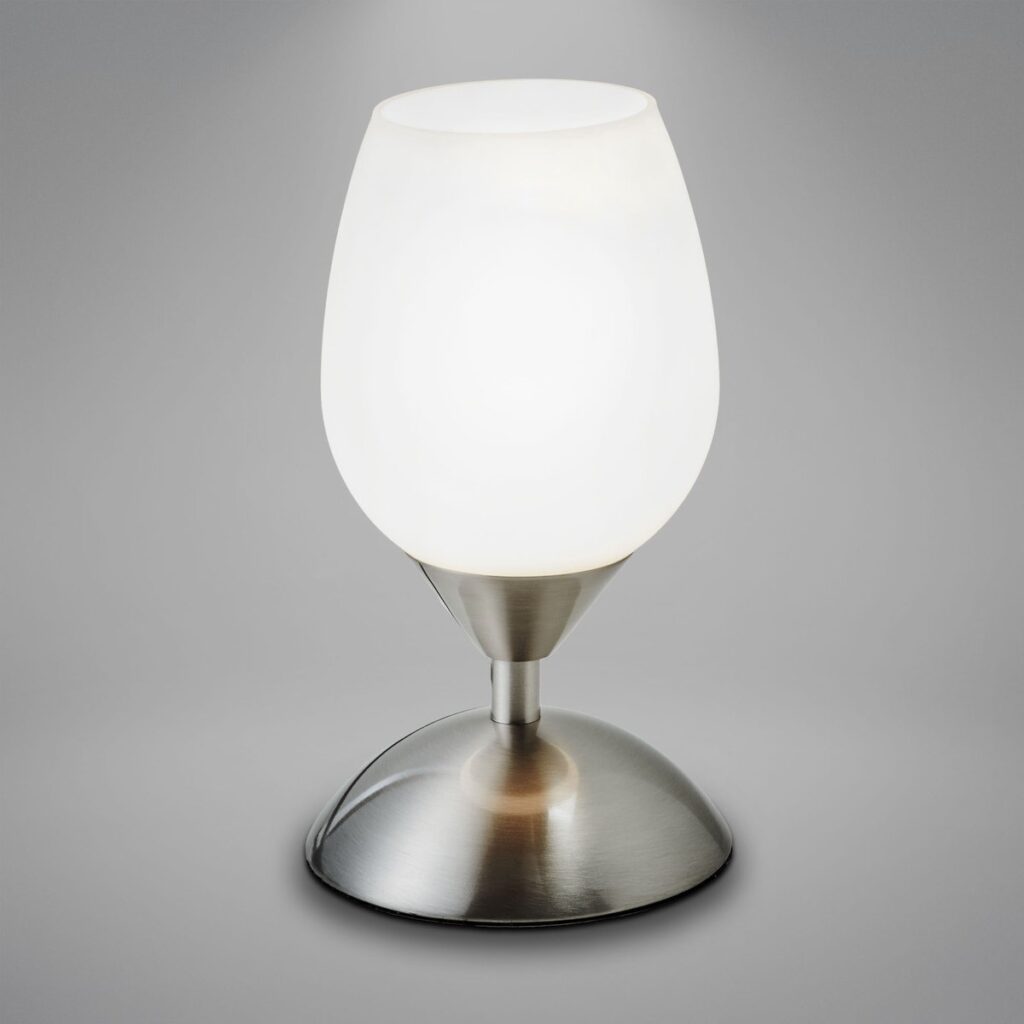 Moderne tafellamp met metalen voet en glazen kap.