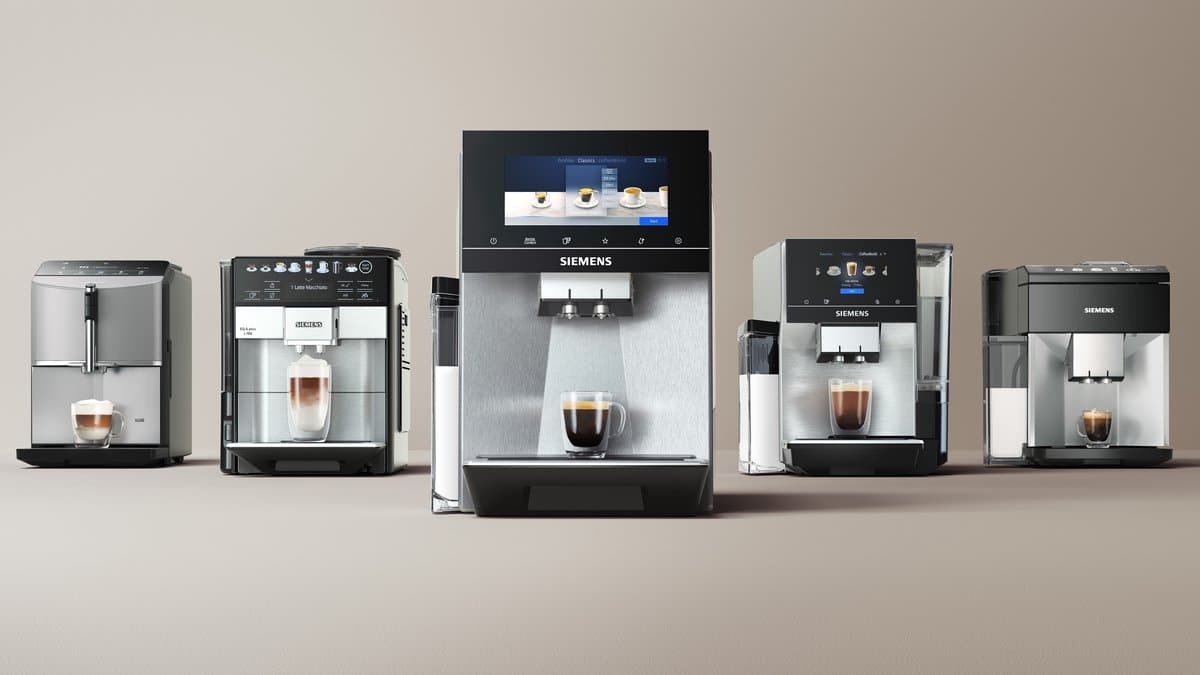 Vijf verschillende koffiemachines op een rij.