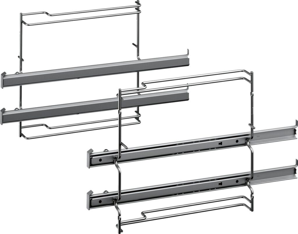 Twee metalen schuifrails voor keukenkasten.