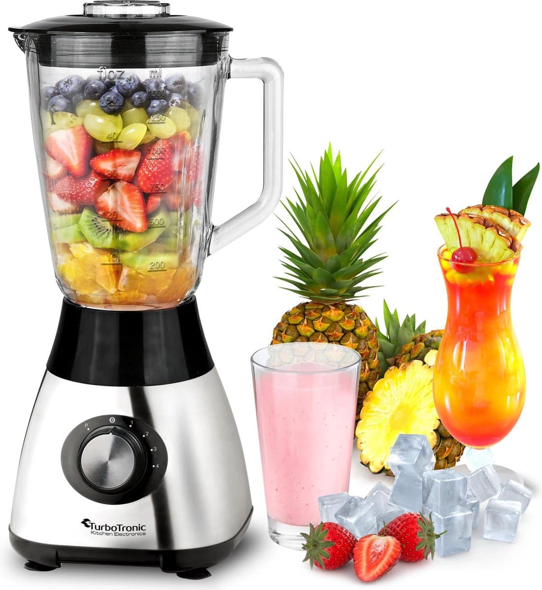 Blender met fruit, sap en ijsblokken op tafel.