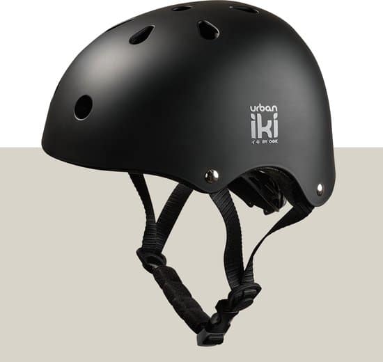 Zwarte fietshelm met ventilatiegaten en verstelbare bandjes.