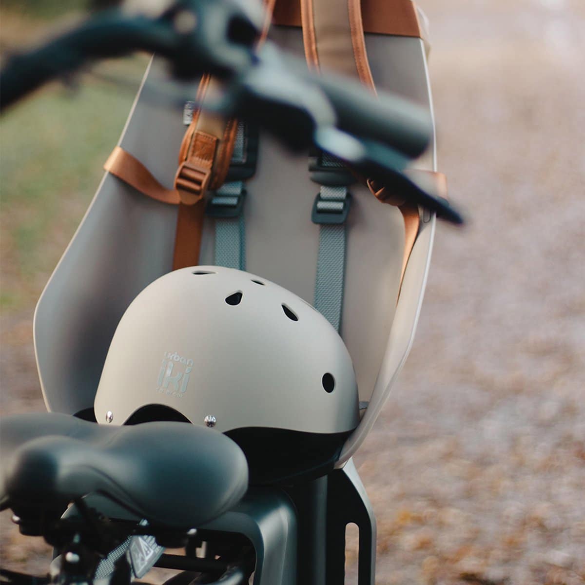 Fietszitje met helm en kinderbeveiliging