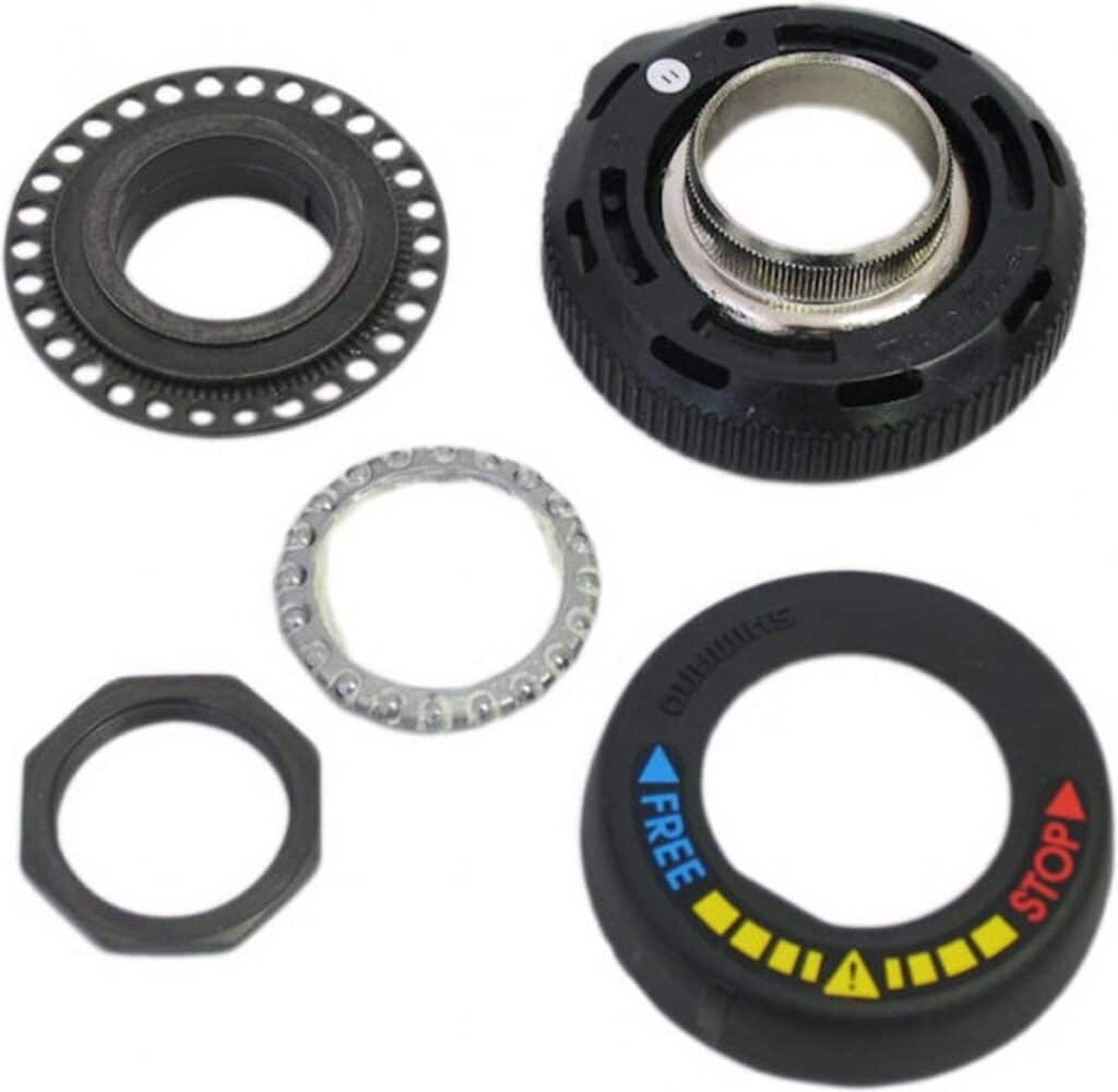 Fietsonderdelen met ringen en tandwielcomponenten.