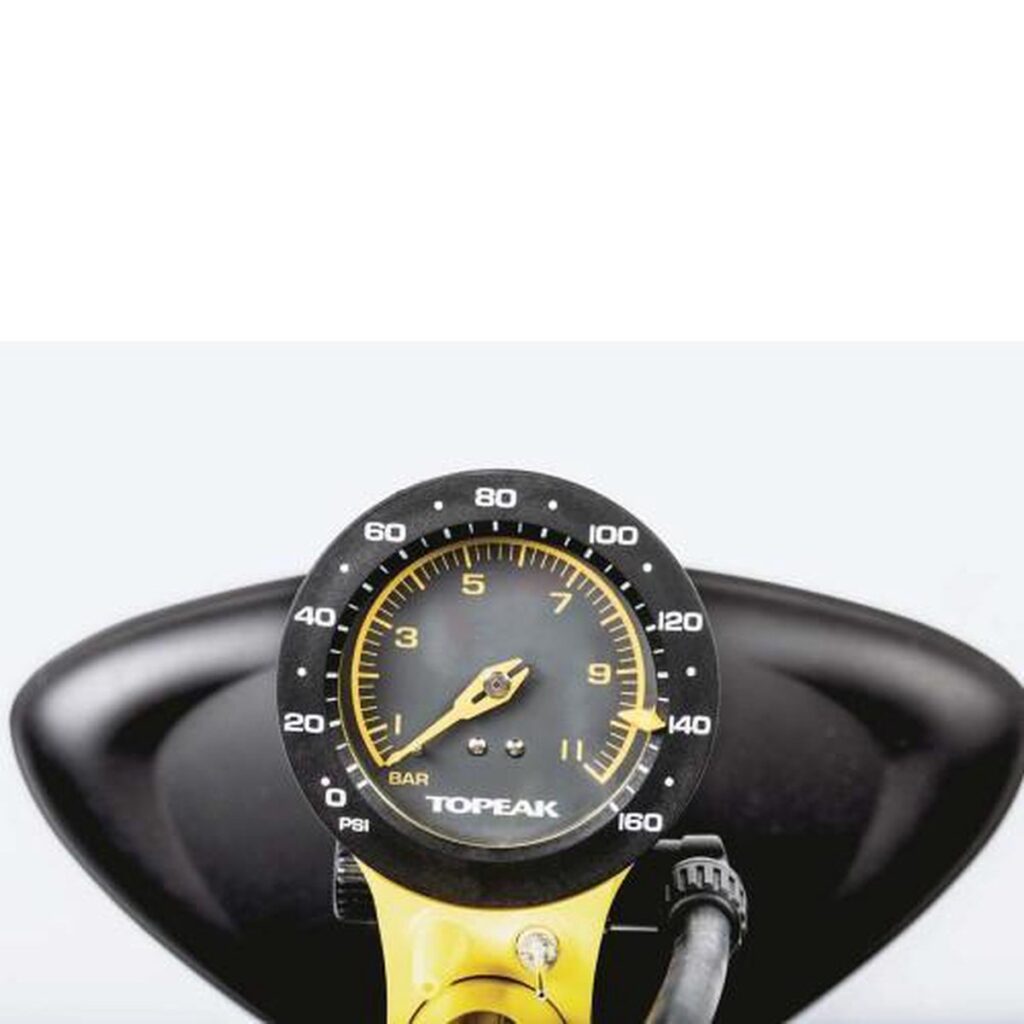 Fietspomp manometer dicht bij zwart zadel