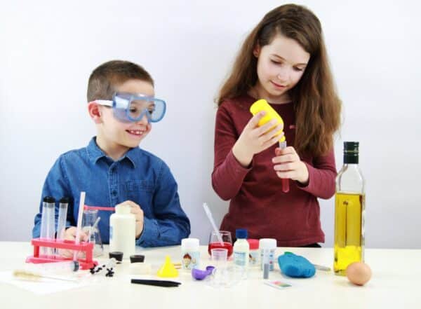 Kinderen doen experimenteel wetenschapsonderzoek met laboratoriumapparatuur.