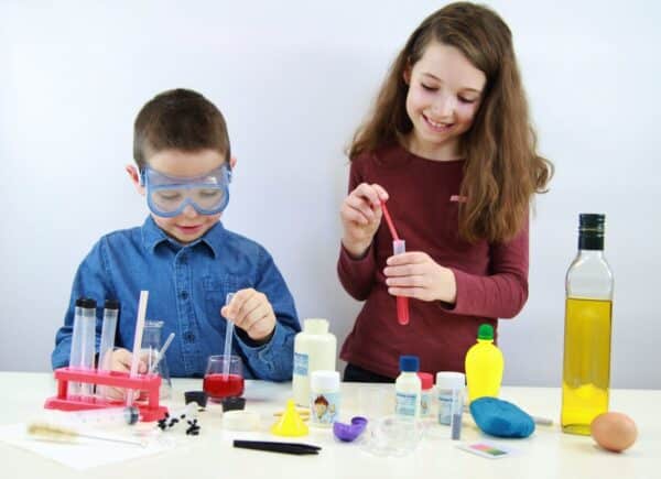 Kinderen doen wetenschappelijke experimenten met laboratoriumgereedschap.