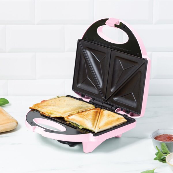 Roze tosti-ijzer met geroosterde sandwiches