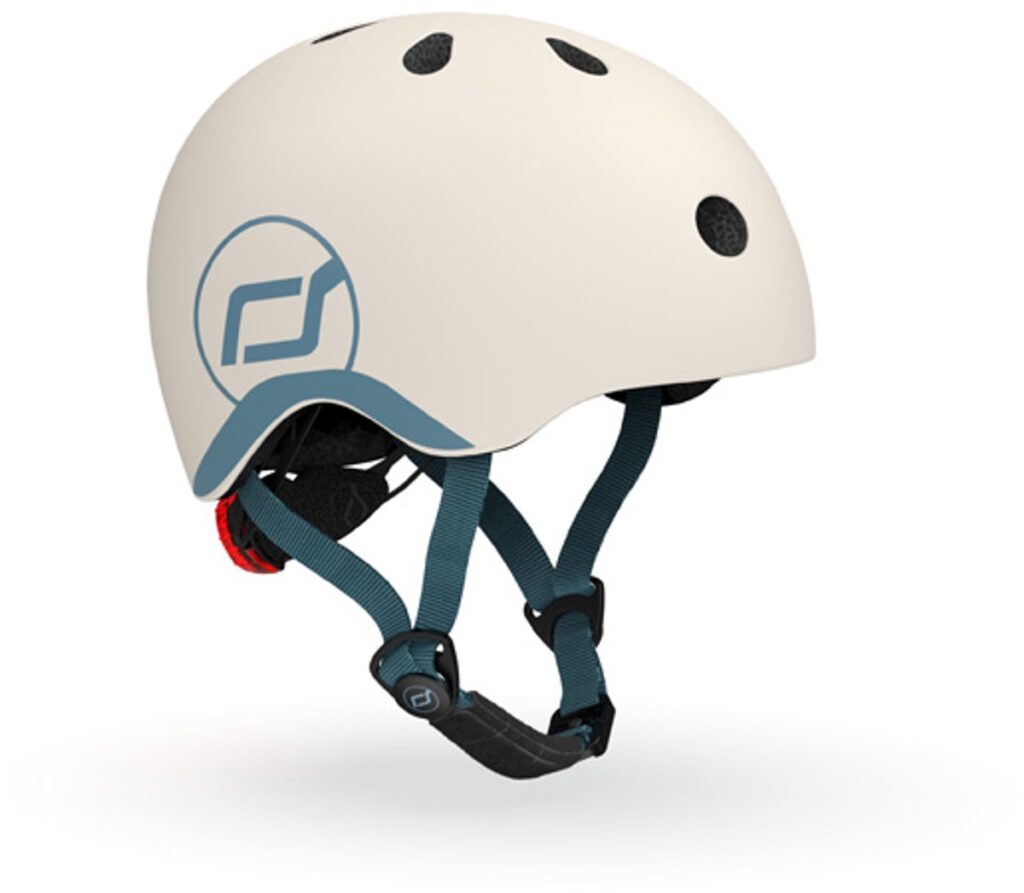 Casque de skate beige avec jugulaire réglable