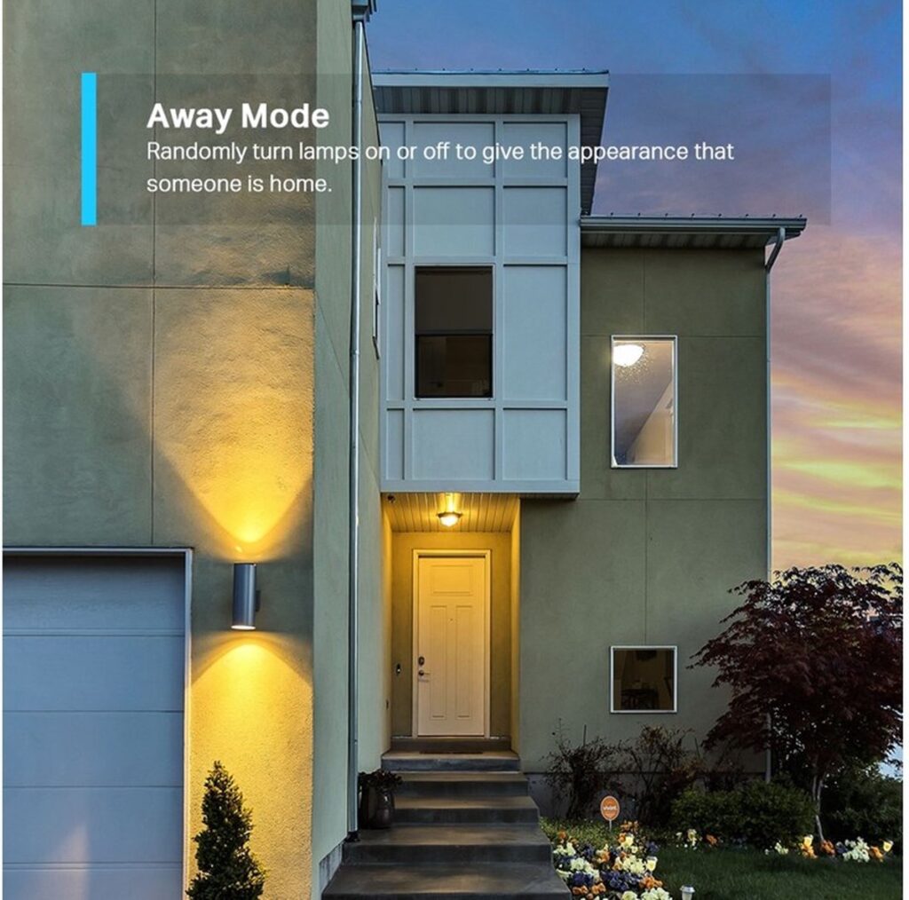 Verlichte voordeur van huis bij zonsondergang.